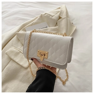 Gros plan d'un sac bandoulière blanc matelassé avec chaîne dorée et fermoir en métal