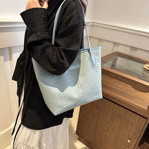Sac fourre-tout en cuir tressé bleu ciel avec de longues bandoulières grande capacité