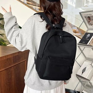 Sac à dos noir minimaliste en nylon pour étudiant idéal pour l'école et voyage