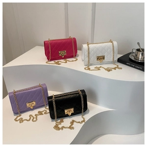 Gros plan de petits sacs matelassés en fuchsia, blanc, violet et noir avec fermoirs dorés