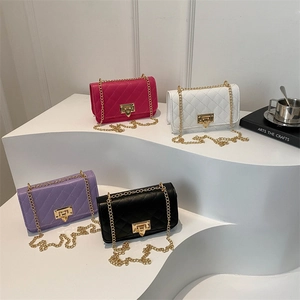 Sac bandoulière matelassé avec fermoir coeur en rose, blanc, violet et noir élégant