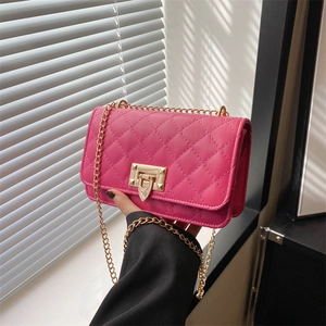 Sac bandoulière rose matelassé élégant avec chaîne dorée et fermoir tournant
