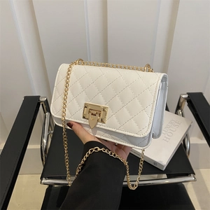 Sac bandoulière matelassé beige chic avec fermoir en métal doré et motif à losanges