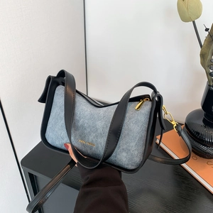 Blaue Denim-Unterarmtasche mit schwarzen Lederdetails und goldenem Logo-Akzent