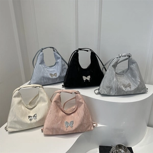 Borsa Hobo In Pelle PU Pieghettata Da Donna Con Ornamento A Farfalla In Metallo Borsa A Tracolla Per Uso Quotidiano