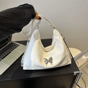 Borsa a mano bianca in pelle arricciata con farfalla d'argento e tracolla a catena