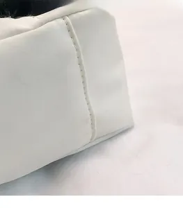Gros plan du tissu en nylon blanc léger avec coutures verticales et texture mate