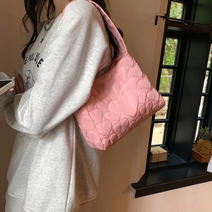 Schicke rosa Tote-Tasche mit Herzsteppung für Damen im minimalistischen Modedesign