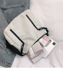 Détail intérieur du sac cabas en nylon blanc avec grande capacité pour mobiles et maquillage
