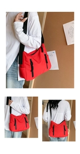 Détail d'un grand sac fourre-tout en nylon rouge avec doubles fermetures et bandoulière