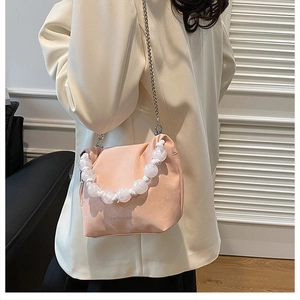 Dettaglio borsa a nuvola plissettata rosa con perle bianche e catena d'argento