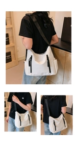 Détail du grand sac cabas en nylon blanc avec fermetures éclair et large bandoulière noire