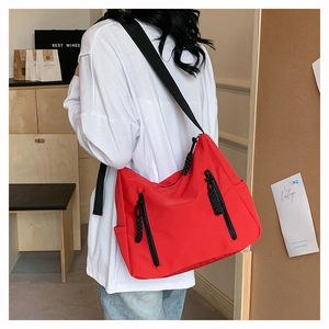 Sac cabas en nylon rouge, grande capacité, fermetures éclair noires et bandoulière large