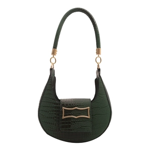 Sac hobo vert foncé à motif crocodile avec une boucle en métal doré élégante