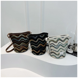Primer plano detallado de bolsos bombonera de punto de colores con diseño de ondas
