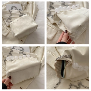 Détail du sac bandoulière crème avec chaîne argentée et poignée en perles transparentes