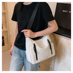Détail du grand sac cabas en nylon blanc avec fermetures éclair noires et poches