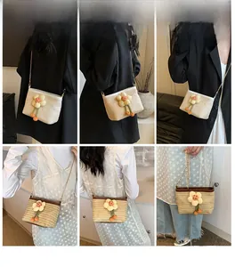 Vue détaillée du sac seau en paille tressée avec fleurs en peluche 3D et bandoulière