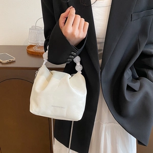 Borsa nuvola a pieghe bianca con manico di perle e catena per un look elegante