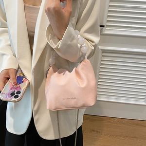 Borsa a nuvola rosa a pieghe con manico in perle bianche e tracolla a catena in metallo