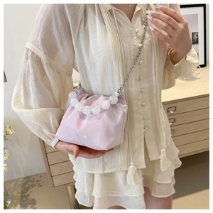Sac bandoulière lilas avec poignée en perles acryliques et détails de chaîne argentée
