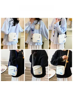 Collage montrant le sac bandoulière en toile blanche avec quatre couleurs de sangle