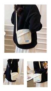 Détails du sac bandoulière en toile avec écusson FASHION et bandoulière réglable