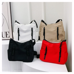 Vue détaillée de sacs fourre-tout en nylon multicolores avec poches zippées et cordons