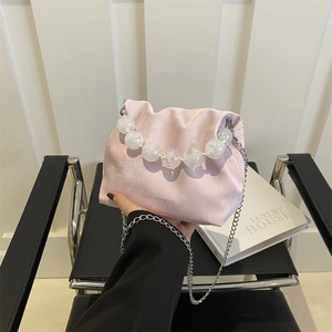 Sac seau plissé rose avec poignée en perles marbrées et bandoulière chaîne