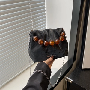 Sac seau plissé noir à la mode avec perles ambrées et chaîne argentée pour femme