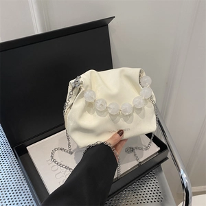 Sac seau à bandoulière beige chic avec poignée en perles et élégante chaîne en argent