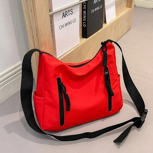 Grand sac cabas en nylon rouge avec poches zippées noires et bandoulière réglable