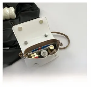 Rangement intérieur du sac en cuir blanc avec espace pour téléphone et maquillage