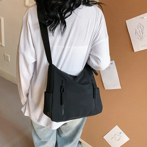 Sac fourre-tout noir en nylon pour femmes avec poches zippées et bandoulière large