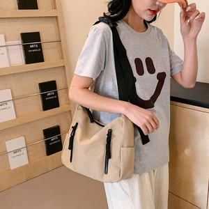 Grand sac cabas en nylon beige avec fermeture éclair dans un décor de style décontracté
