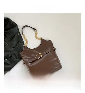 Vue détaillée du grand sac cabas marron foncé avec boucle de ceinture et chaîne