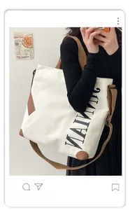 Vue détaillée du grand sac fourre-tout en toile avec anses brunes et texte noir imprimé