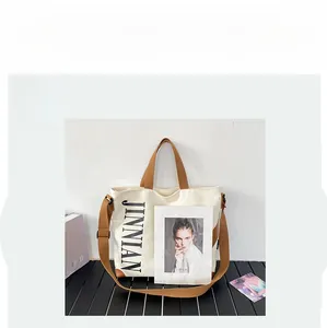 Détail du sac cabas en toile avec coins en cuir marron et bandoulière réglable