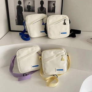 Sac Bandoulière Carré en Toile pour Femmes Mode Streetwear Décontracté avec Sangle Contrastée et Patch Lettre Sac à Main Quotidien