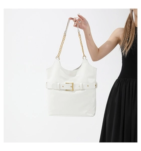Détail du grand sac cabas blanc avec boucle de ceinture et bandoulière dorée