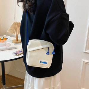 Petit sac bandoulière crème pour femme avec sangle bleue et logo fashion