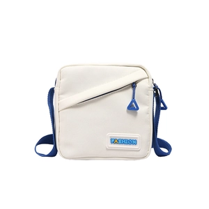 Sac bandoulière en toile crème style urbain avec patch mode bleu et sangle bleue
