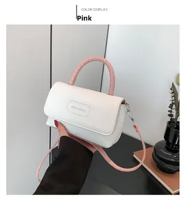 Détail du petit sac blanc en cuir avec poignée tressée rose et lettrage rich rabbit