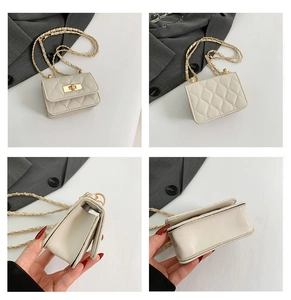 Viste dettagliate di una mini borsa a tracolla trapuntata bianca con catena dorata