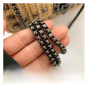 Détail de la texture tissée avec des rivets métalliques gris foncé et une bandoulière