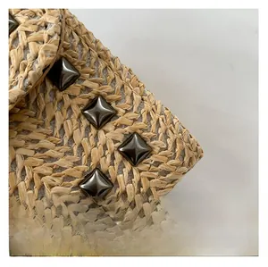 Gros plan détaillé sur la texture paille tressée avec des rivets en métal gris foncé