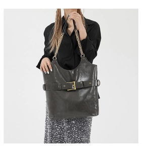 Détail du grand sac cabas gris anthracite brillant avec boucle en métal et bandoulière