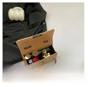 Vue intérieure du sac beige tissé montrant la capacité pour le maquillage et le parfum