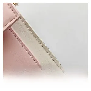 Detailaufnahme der Tasche aus PU-Leder in Pink und Beige mit feinen Nähten und Textur