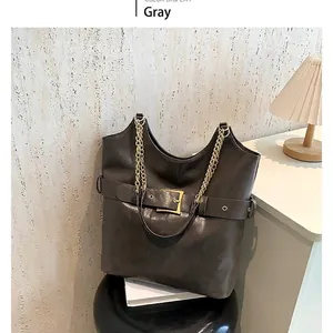 Grand sac cabas gris en cuir avec boucle décorative et poignée chaîne, style de luxe